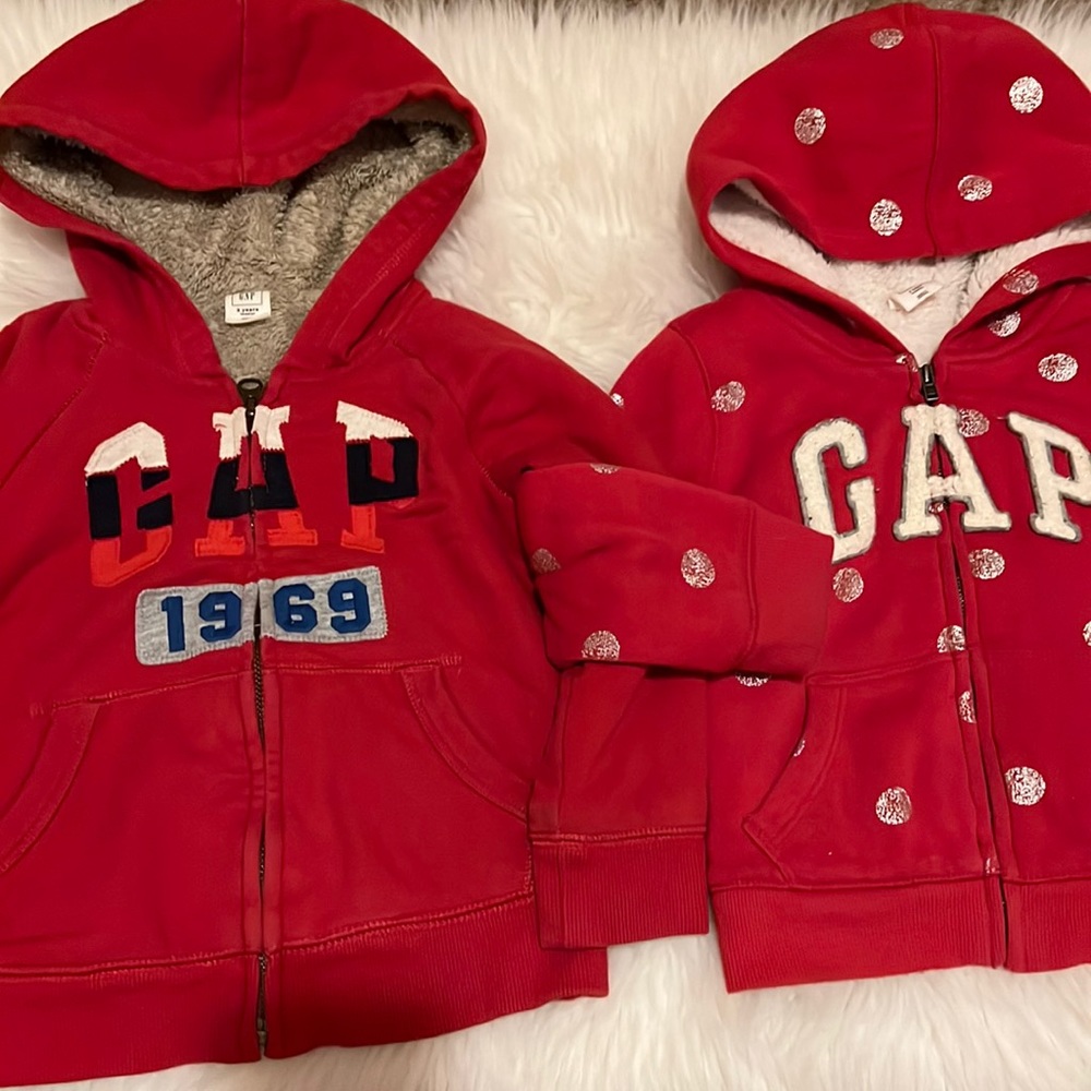 2 GAP sweatshirts sizes 2 and 3 years, super warm and soft inside.